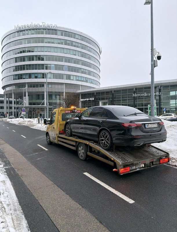 Usługa holowania Warszawa — Mercedes E-Class przy salonie, 24h