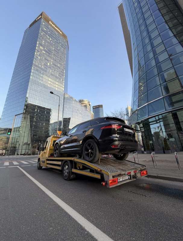 Laweta Warszawa — Jaguar F-Pace w centrum, transport auta