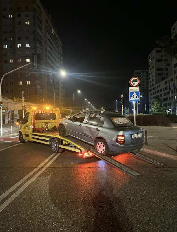 Holowanie Warszawa — załadunek Skody nocą, Wola