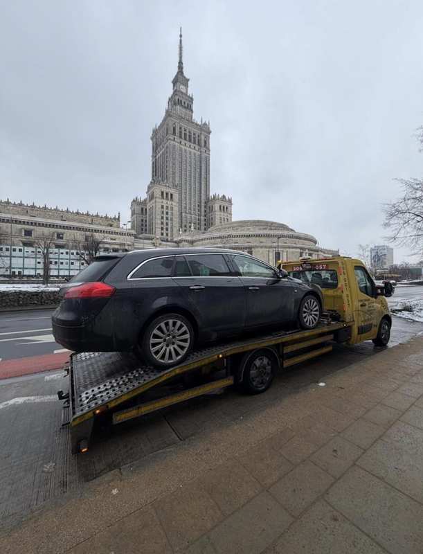 Całodobowa pomoc drogowa Warszawa — kombi przy Pałacu Kultury, centrum