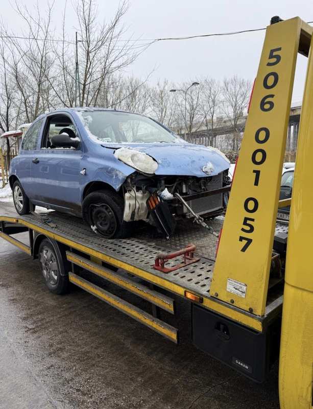 Holowanie Warszawa — Nissan Micra po kolizji zimą, 24h