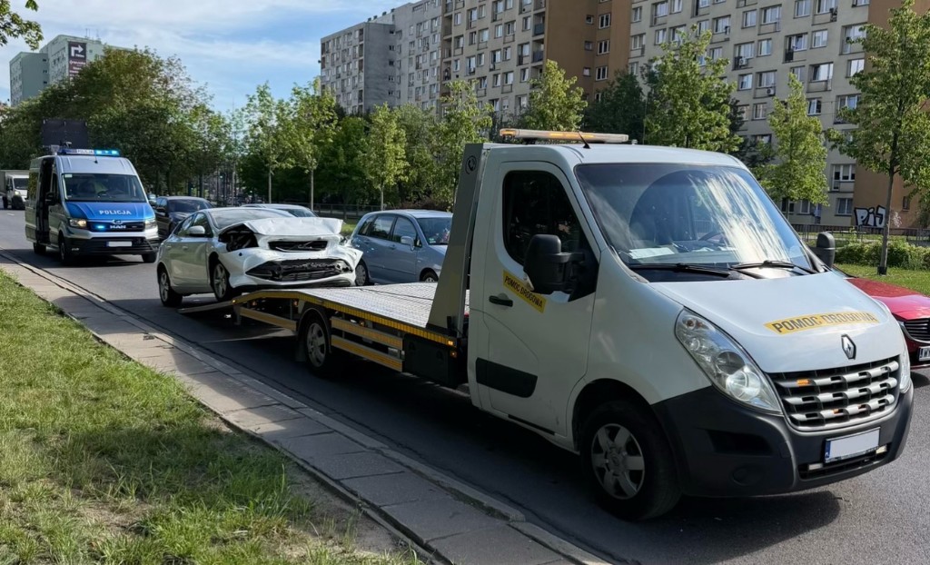 Holowanie powypadkowe Warszawa — holownik przy policji
