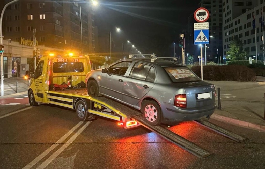 Holowanie Warszawa nocą — załadunek Skody, INNSER 24h