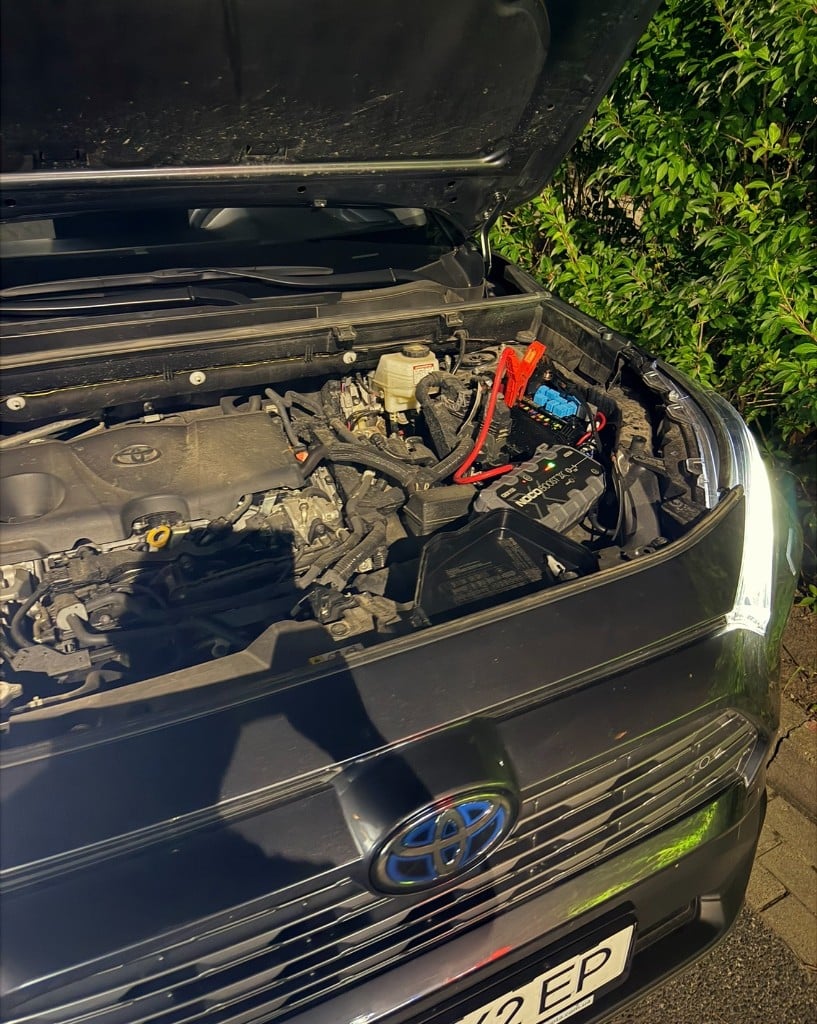 Odpalanie z Boostera nocą — Toyota, NOCO BOOST X