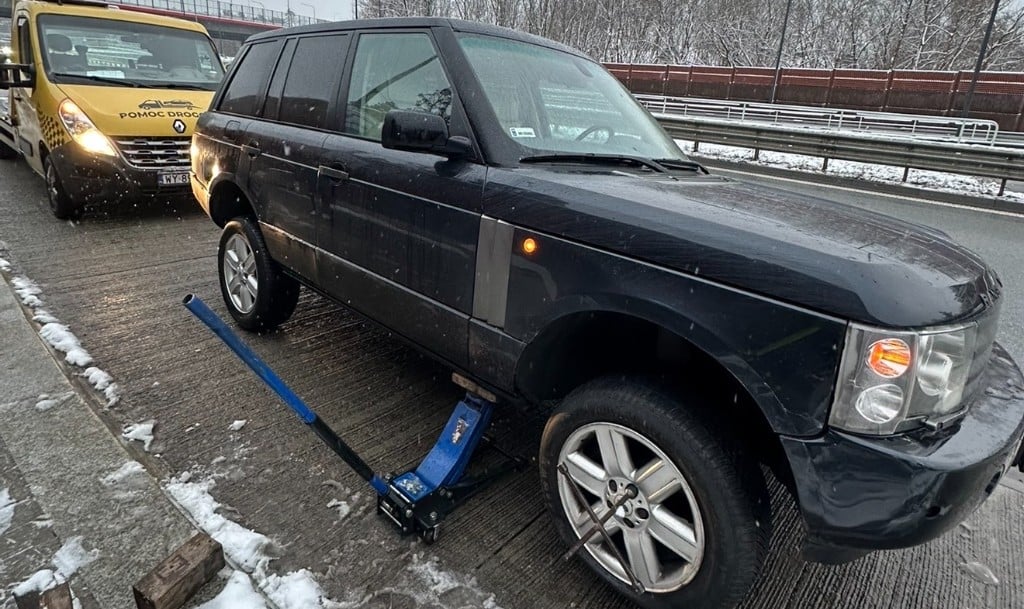 Wymiana koła zimą na trasie — SUV, INNSER