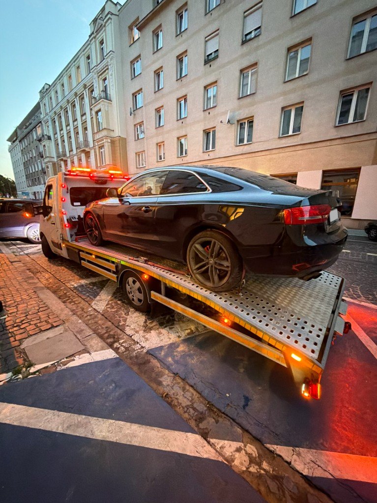 Laweta Warszawa centrum — transport auta wieczorem