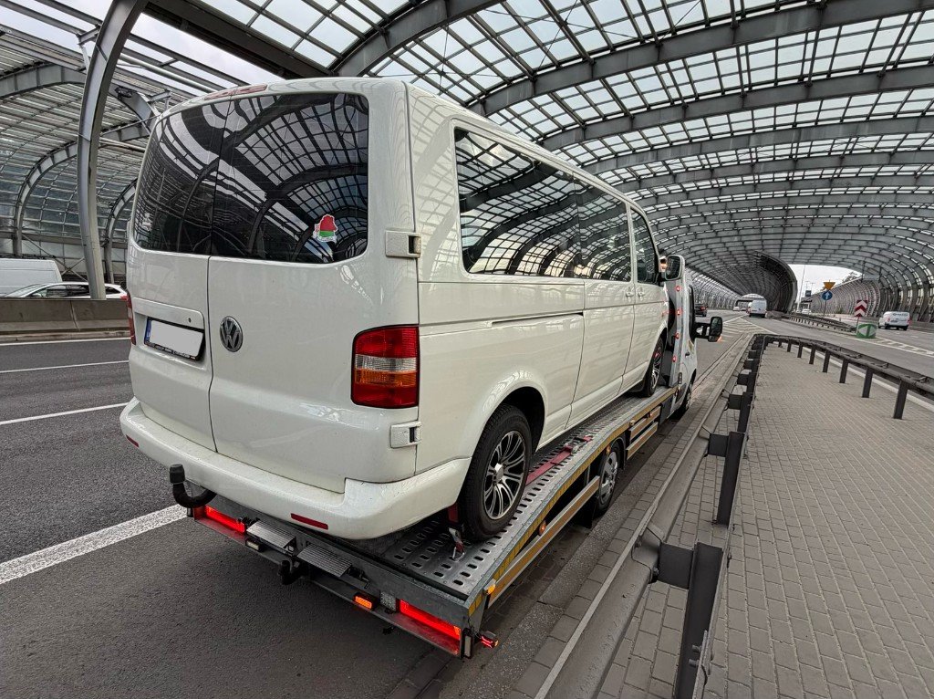 Laweta Warszawa — transport furgonu na trasie