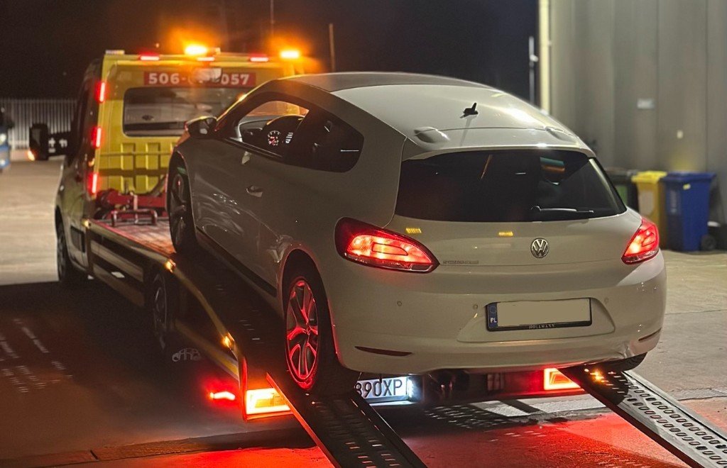 Laweta Warszawa — załadunek Volkswagena nocą