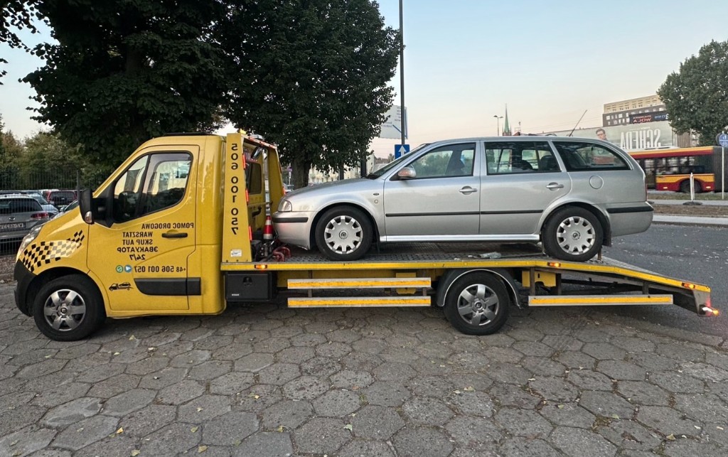 Skup aut Warszawa — żółta laweta z kombi