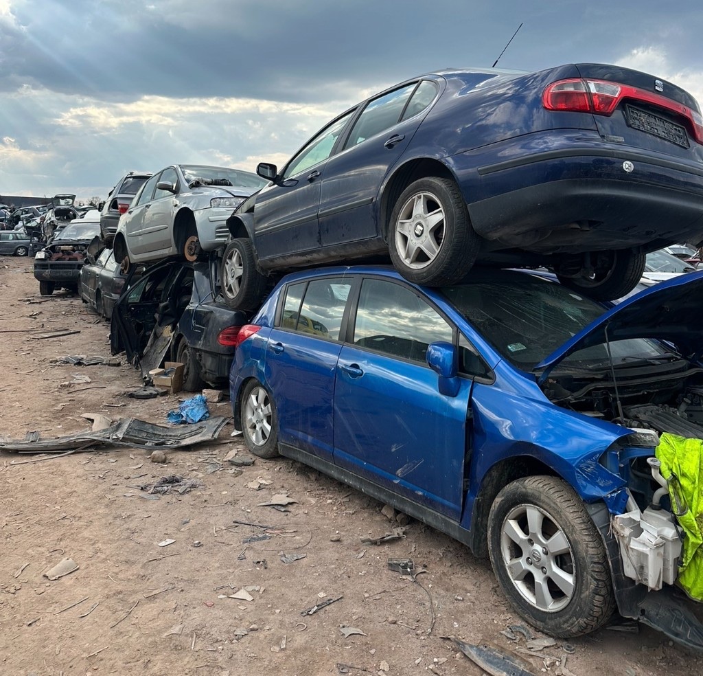 Auta na części — hatchback na placu demontażu, Warszawa