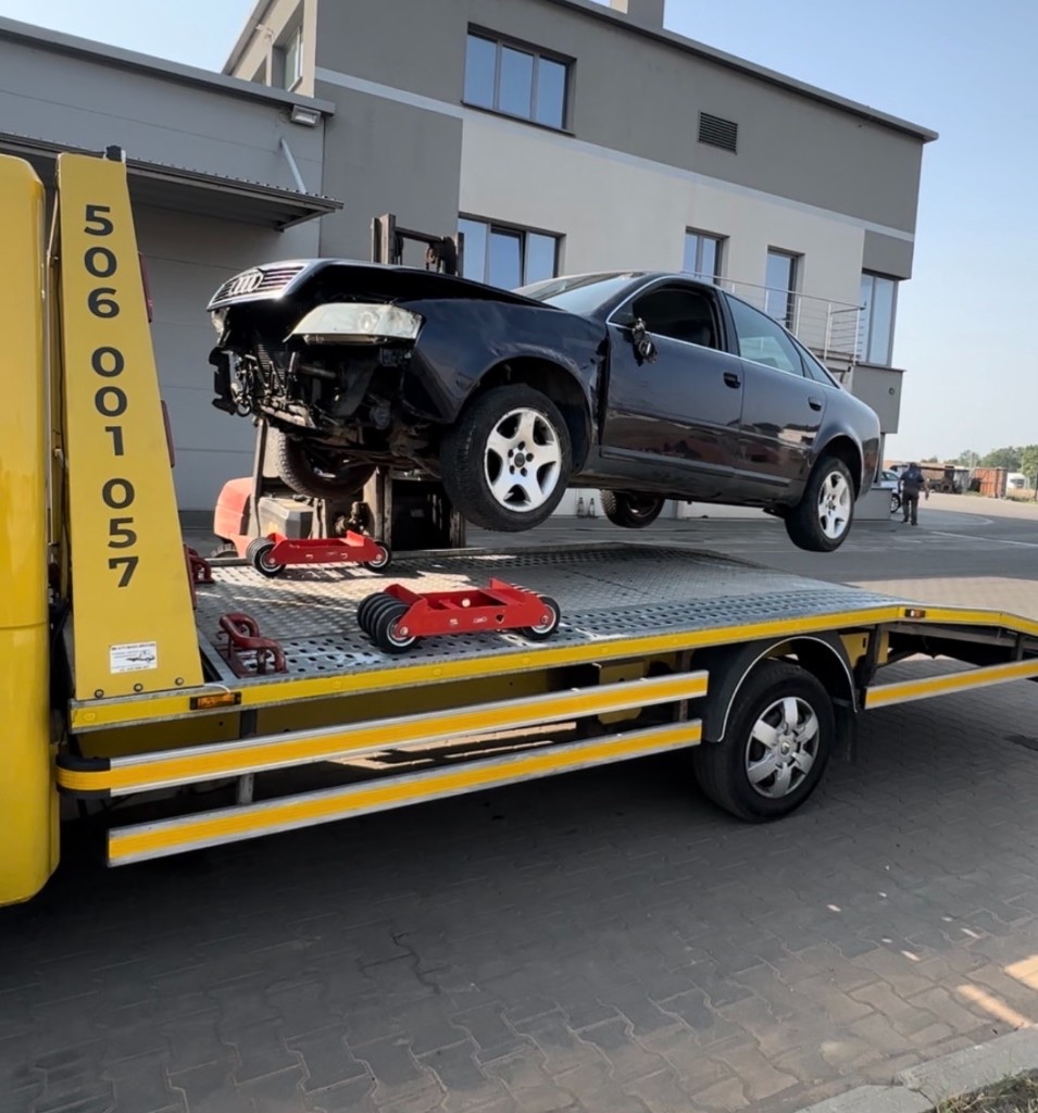 Skup auta na części — powypadkowe Audi na lawecie, Warszawa