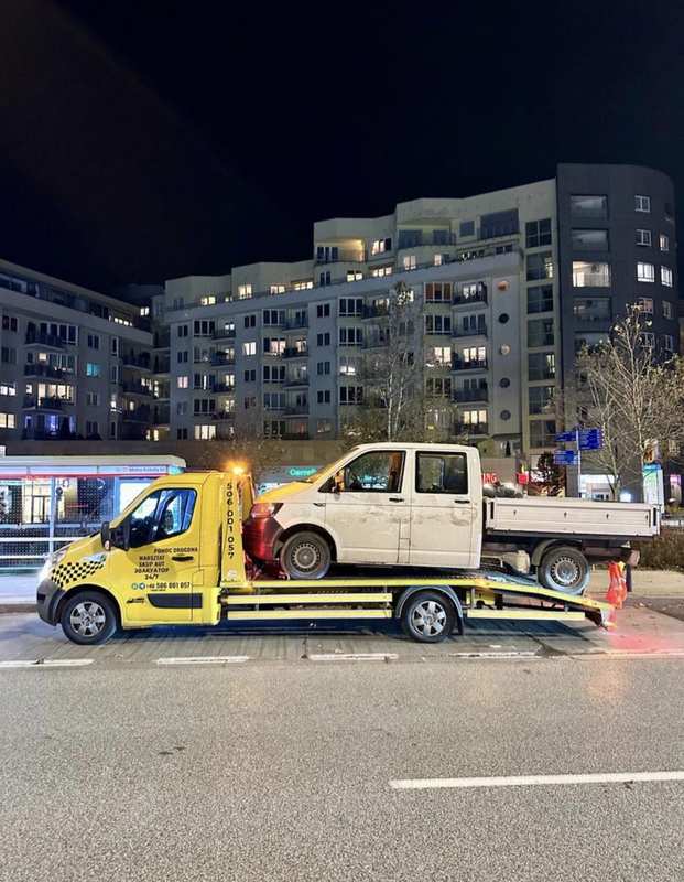Całodobowa pomoc drogowa Warszawa — furgon Volkswagen nocą, 24h